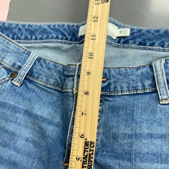 Torrid Women's Size 18 Distressed Denim Shorts Medium Wash Cotton Blend Stretch - Picture 3 of 8